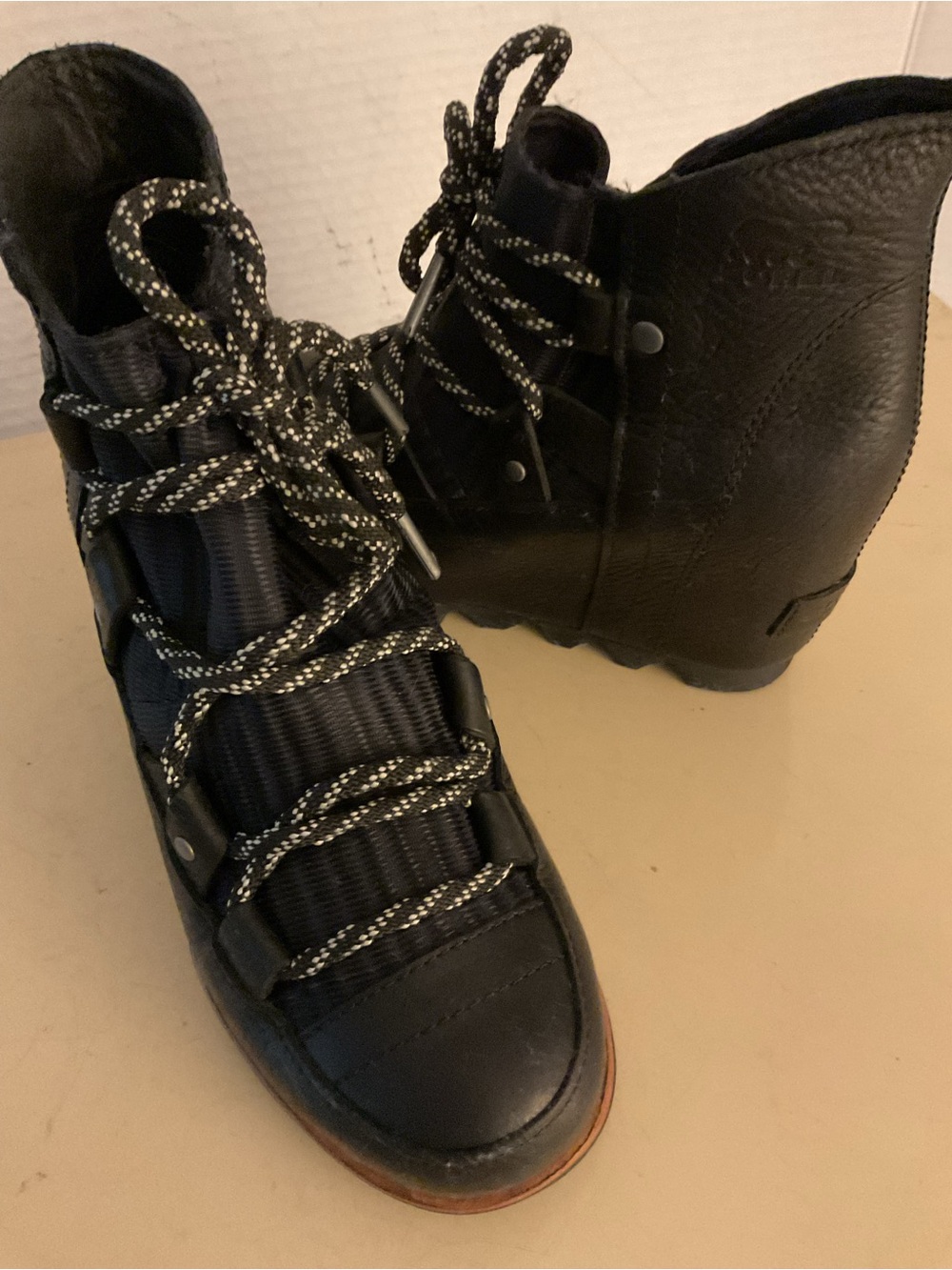 Sorel women black leather platform waterproof boots US 5
